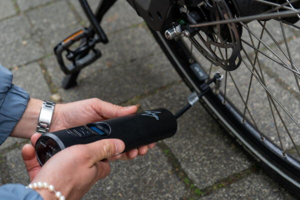 Voltano Draadloze Elektrische Fietspomp - Fietsbanden / Autobanden Pomp - 12V Luchtcompressor - Zaklamp Functie - Afbeelding 7