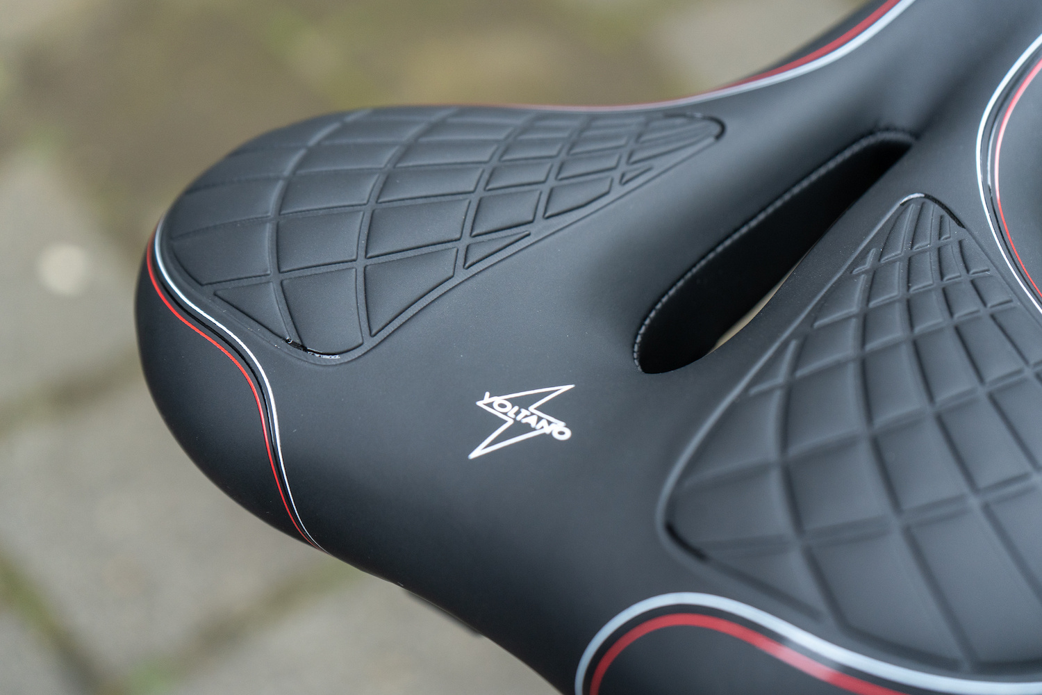 Voltano Zen Fietszadel Met Antislip Gelpads - Zwart / Rood - Afbeelding 6